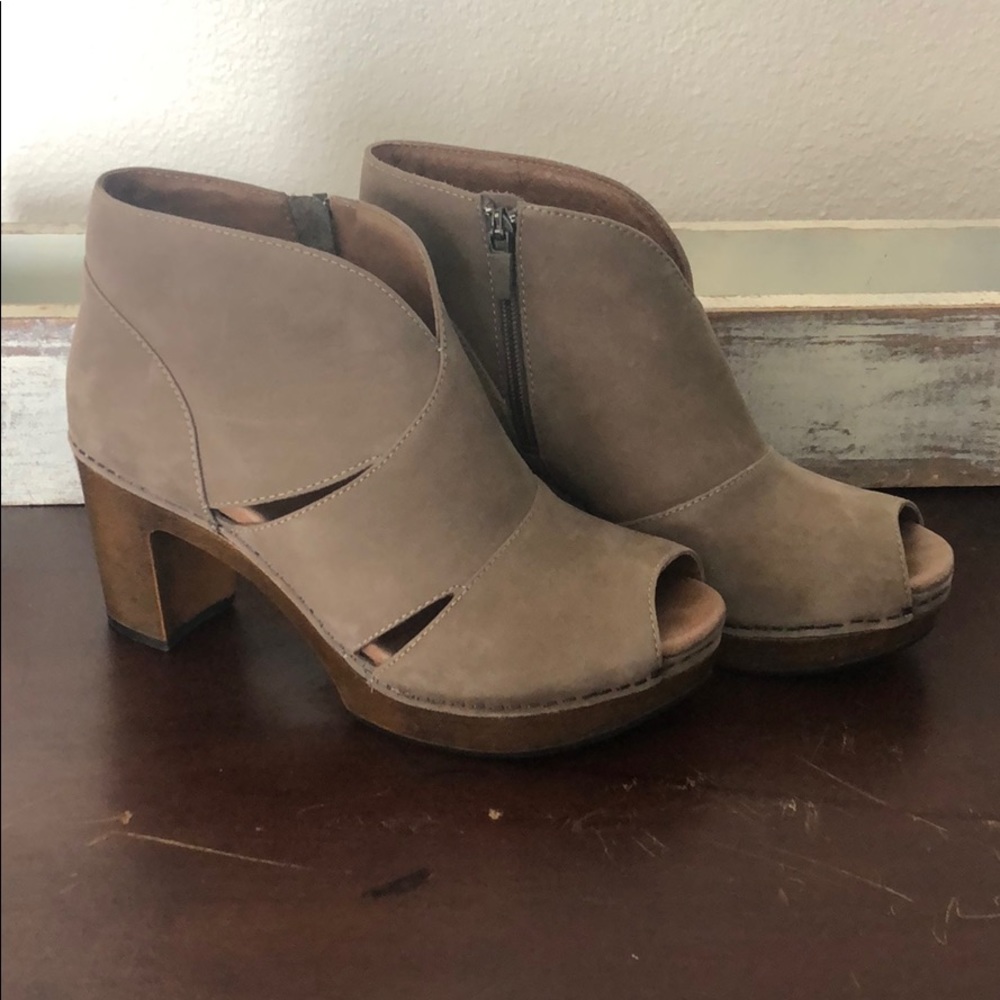 Dansko Delphina peep toe wedge taupe (39)